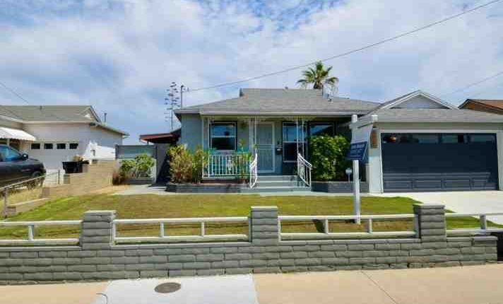 The mixed-use site in downtown Encinitas is for sale for $3.9 million